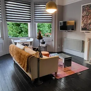  Apartment 9 Modern Classic - Spacious One Bed - Great Location - Free Onsite Parking - Comfy Bed United Kingdom